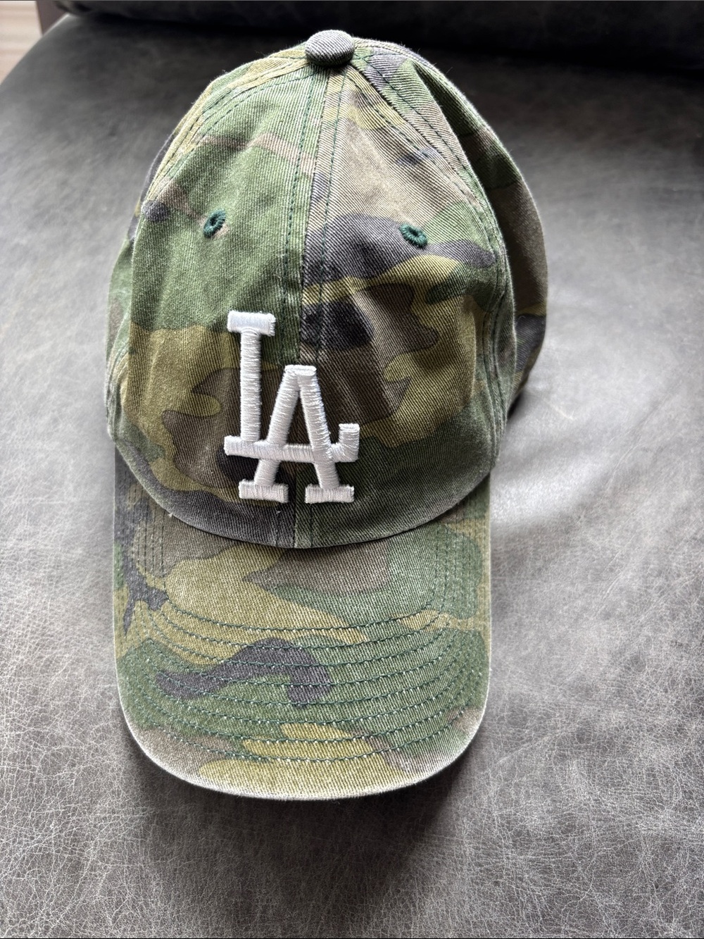 47 women’s Camouflage Baseball Cap with White LA Embroidery